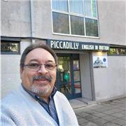 Profesor de Inglés, especializado en adultos, con más de 20 años de experiencia en el campo de la enseñanza del idioma.